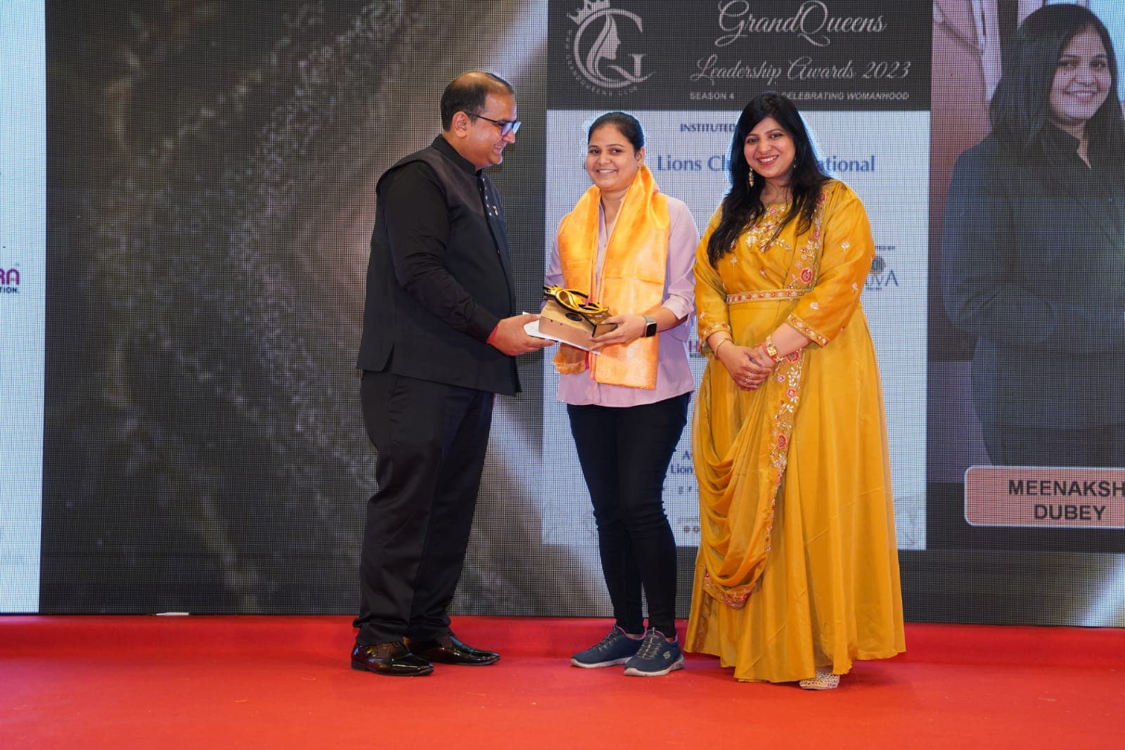 "Mrs. Meenakshi Dubey of Yes!poho India Pvt Ltd Honored as "Social E-Entrepreneur | Business Torchbearer" at Grand Queen Leadership Award 2023 Season 4"